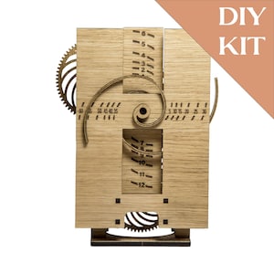 Può includere: Un kit fai-da-te in legno per un orologio con ingranaggi, una pista a spirale e segni numerati. Il quadrante dell'orologio è in legno chiaro, con la scritta "DIY KIT" in alto a destra. L'orologio ha un ingranaggio a sinistra e una pista a spirale.