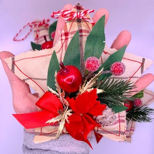 Stella per l’albero di Natale o addobbare casa. Stella in tessuto e piante artificiali. Decorazioni natalizie.