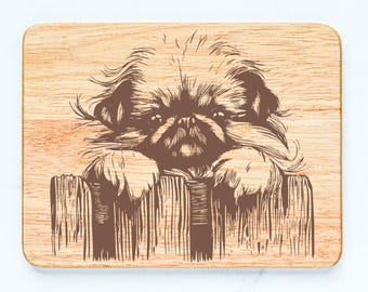 Tabla de cortar de madera de caucho con diseño de perro pequinés grabada con láser