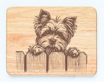 Tabla de cortar de madera de caucho con grabado láser con diseño de perro Yorkshire Terrier