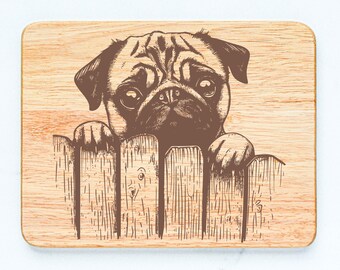 Tabla de cortar de madera de caucho con diseño de perro pug grabada con láser