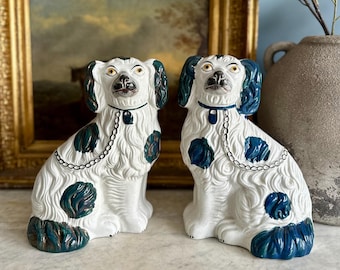Coppia di cani Staffordshire antichi, circa 1865, rara smaltatura blu-verde acqua.