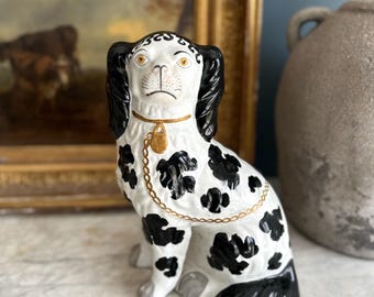 チーキー・リトル・パピィー ボネットを被ったダルメシアンのチーキー 白黒斑点 Rare Antique Disraeli Staffordshire Dog 1850 - Separate Leg Black