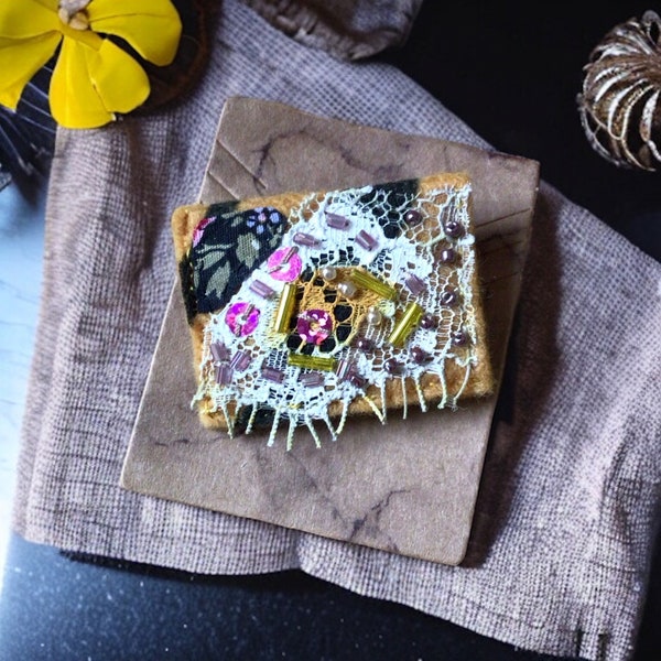 Broche upcycling /broche textile /broche poétique /broche femme /broches/cadeau original /broche bohème /bijoux upcycling