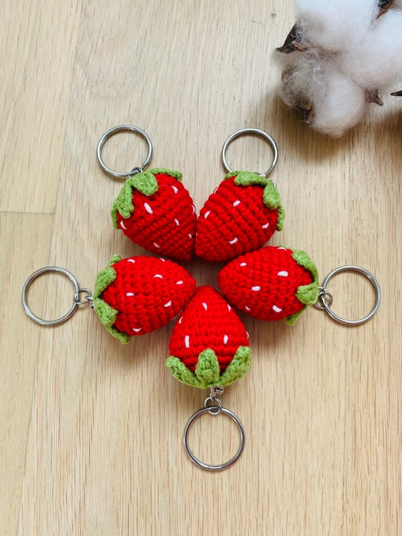 Schlüsselanhänger Erdbeere, gehäkelter Anhänger, Accessoires