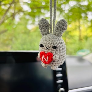 Auto Rückspiegel Anhänger Hase mit Herz, Individualisiert, Auto Accessoires, Rückspiegel Charme, Auto Dekoration, gehäkelter Anhänger