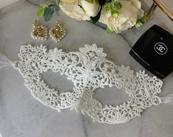 Set van 2 witte en zwarte kanten maskers voor dames, perfect voor een gemaskerd bal, feest, halloween, vrijgezellenfeesten, bal, handgeregen organzalint