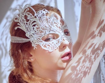 Set van 2 witte en zilveren kanten maskers voor dames, perfect voor een gemaskerd bal, feest, halloween, vrijgezellenfeesten, bal, handgeregen organzalint