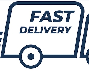 Op de afbeelding: Een marineblauwe afbeelding van een bezorgtruck met de woorden "FAST DELIVERY" in vette witte letters. De truck is in zijaanzicht afgebeeld, met gestileerde snelheidslijnen die van de zijkant uitgaan, wat snel transport suggereert.