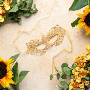 Máscara de renda feminina de luxo com cristais e pérolas Swarovski®, perfeita para baile de máscaras, casamento, fita de organza amarrada à mão, 100 cristais