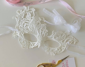 Set van 2 witte en zilveren kanten maskers voor dames, perfect voor een gemaskerd bal, feest, halloween, vrijgezellenfeesten, bal, handgeregen organzalint