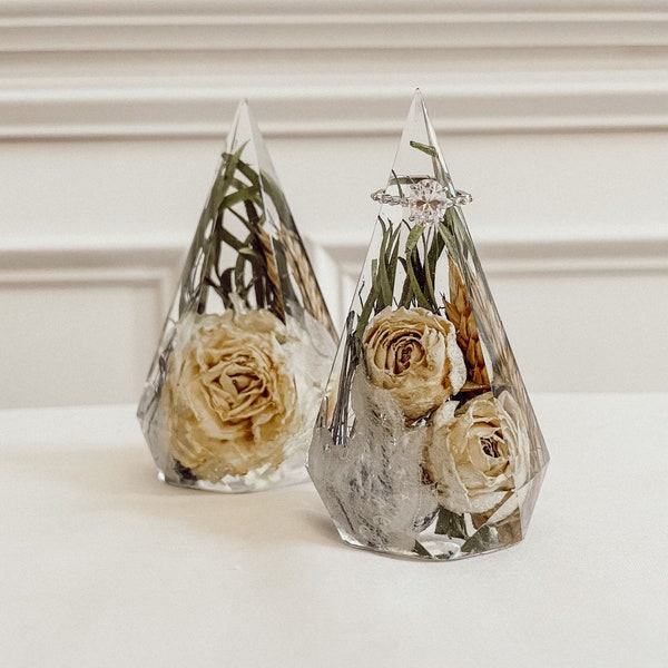 Resin Ring Holder with Dried Flowers: Bridal Floral Preservation