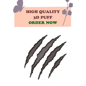 Op de afbeelding: Witte achtergrond met een ontwerp met vier donkergrijze klauwmarkeringen. Boven de klauwmarkeringen staat een perzikkleurige rechthoek met de tekst "HIGH QUALITY 3D PUFF ORDER NOW". Een paarse vlinder en bloemenontwerp zijn ook aanwezig.