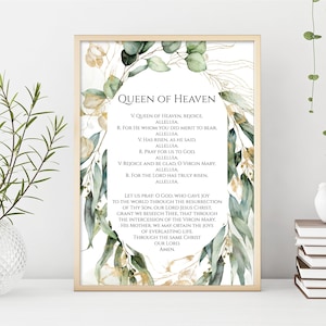 Può includere: Un design di arte da parete stampabile con un'illustrazione ad acquerello di foglie di eucalipto e accenti dorati. Il testo recita "Regina del Cielo" e include una preghiera cattolica.