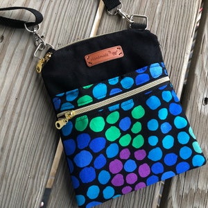 Mini Crossbody Canvas Tasche ~ für Smartphone, Reisen, Ausweis, Bargeld ~ 2 Reißverschluss-Beutel-Tasche ~ 16,5 in x 8 in ~ Boho Kaffe Fassett ~ Blumen-Punkt-Regenbogen