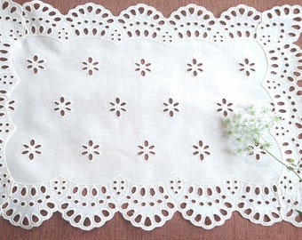 Doilies - decorative doilies - Swiss batiste embroidery, cotton, from the 1950s | Art. 7461