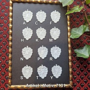 Monogram „Liść” – haft szwajcarski, lata 50. XX w., biały, 35 mm x 25 mm – haft koronkowy w stylu rustykalnym, bawełna, vintage – Art. 7131