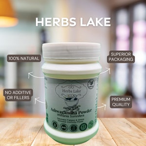 Puede incluir: Tarro de pl&aacute;stico blanco con una etiqueta verde que dice "Herbs Lake Ashwagandha Powder Withania Somnifera Decrease Fatigue & Stress Increase Immunity Power". El tarro est&aacute; sobre una superficie de madera. La etiqueta tambi&eacute;n dice "100% Natural, Sin Aditivos ni Rellenos, Embalaje Superior, Calidad Premium".
