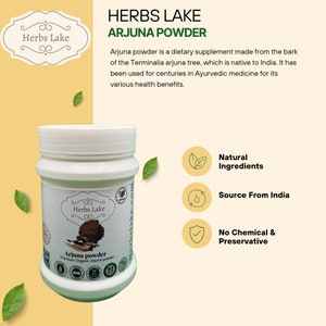 Op de afbeelding: Een witte pot met Arjuna-poeder, een voedingssupplement gemaakt van de schors van de Terminalia arjuna-boom. De pot heeft een groen-wit etiket met de tekst "Herbs Lake" en "Arjuna powder". De pot staat op een wit oppervlak met een gele achtergrond. De afbeelding bevat ook drie pictogrammen met tekst: "Natuurlijke ingrediënten", "Bron uit India" en "Geen chemicaliën en conserveringsmiddelen".