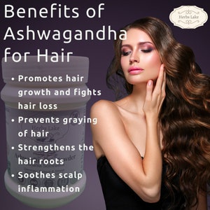 Puede incluir: Un tarro blanco con una etiqueta negra que dice "Ashwagandha Powder" y "Herbs Lake" con una lista de beneficios para el cabello, incluyendo promover el crecimiento del cabello, prevenir las canas, fortalecer las ra&iacute;ces del cabello y calmar la inflamaci&oacute;n del cuero cabelludo. Una mujer con cabello largo y casta&ntilde;o se muestra en el fondo.
