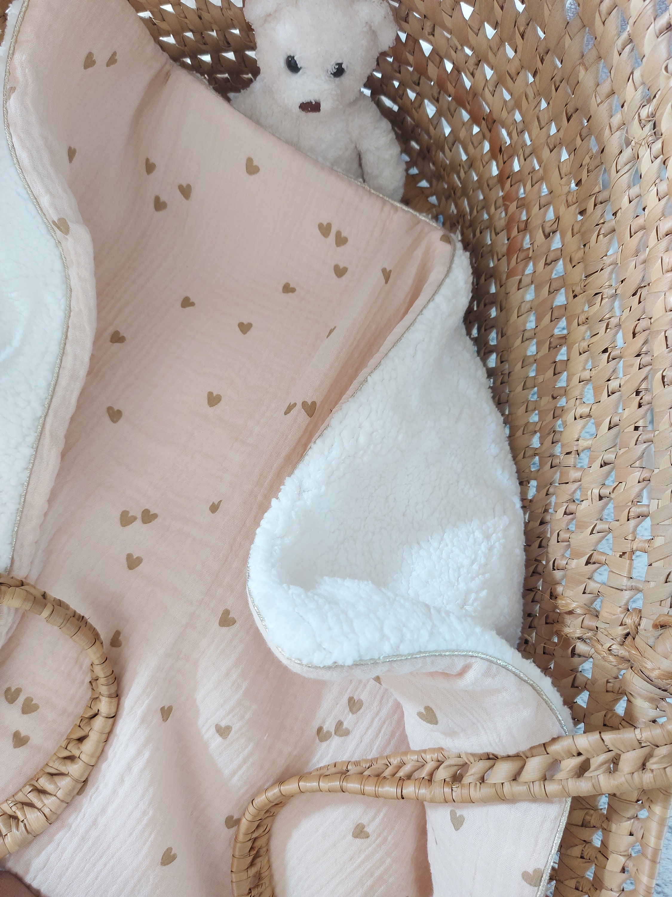 Personalized warm baby blanket in double gauze cotton, hand embroidered (optional) and faux sheep fur