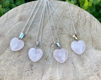 Collar con colgante de corazón de cuarzo rosa – Joyería de cristal curativo y amorosa