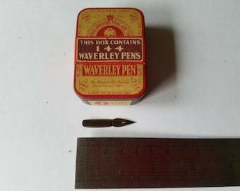 Könnte beinhalten: Eine rote und goldene Blechdose mit dem Text "This box contains 144 Waverley Pens" und "Waverley Pen". Die Dose steht auf einer weißen Oberfläche neben einem Lineal und einer schwarzen Feder.