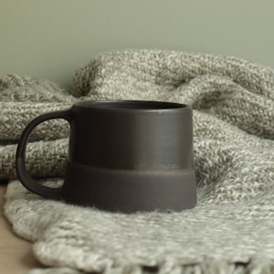 Tasse en céramique faite main noir sur noir de 300/400 ml, tasse à café en céramique noire, tasse à café minimaliste, tasse en grès, tasse à thé, tasse en poterie moderne