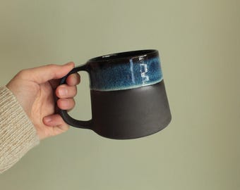 Handgemaakte middernachtblauwe keramische mok 400 ml: modern aardewerk koffie-/theekop, aardewerk