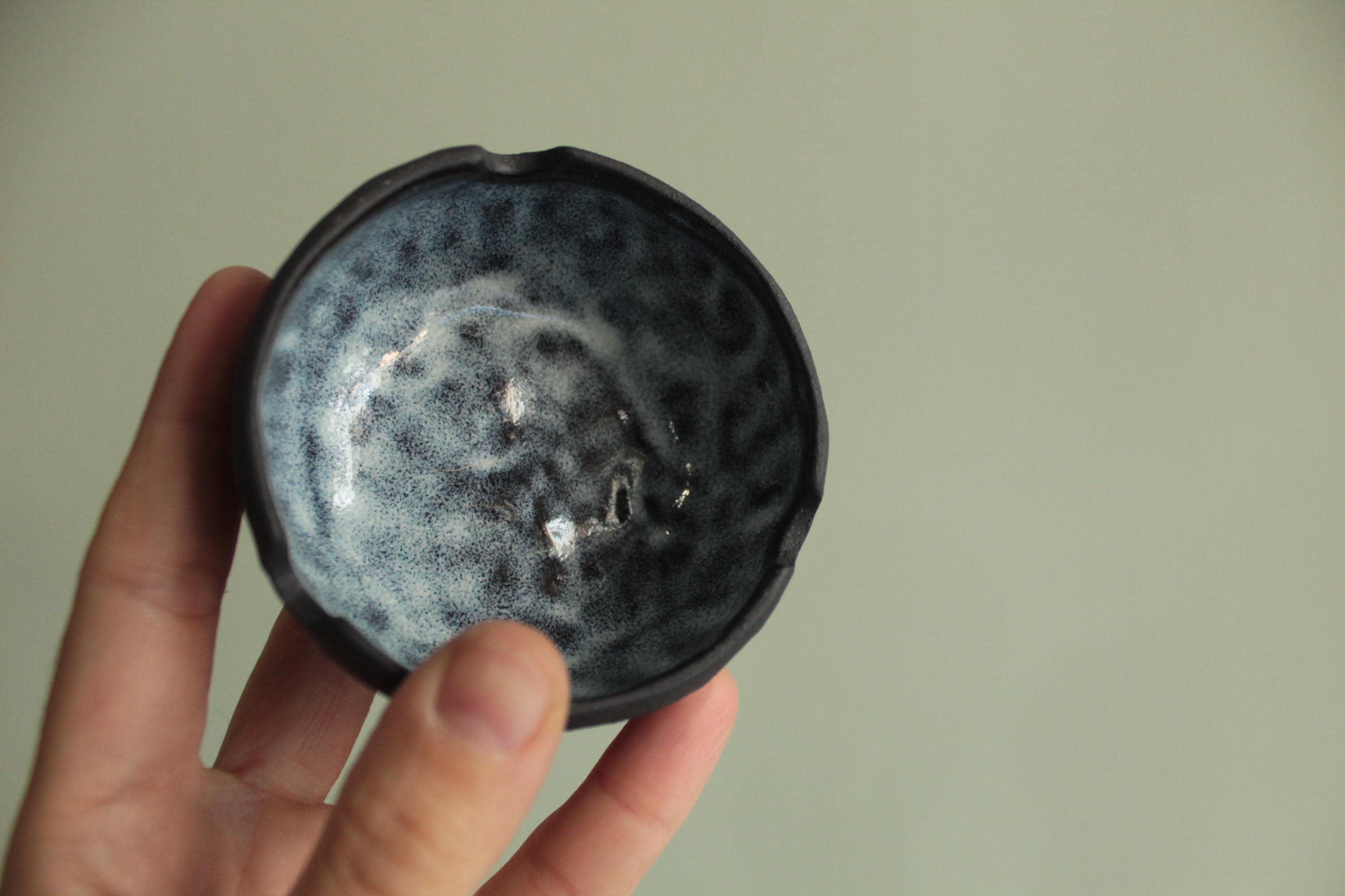 流れる釉薬の円形灰皿 流れる釉薬の円形灰皿 Handmade Glazed Ceramic Ashtray, Pinched