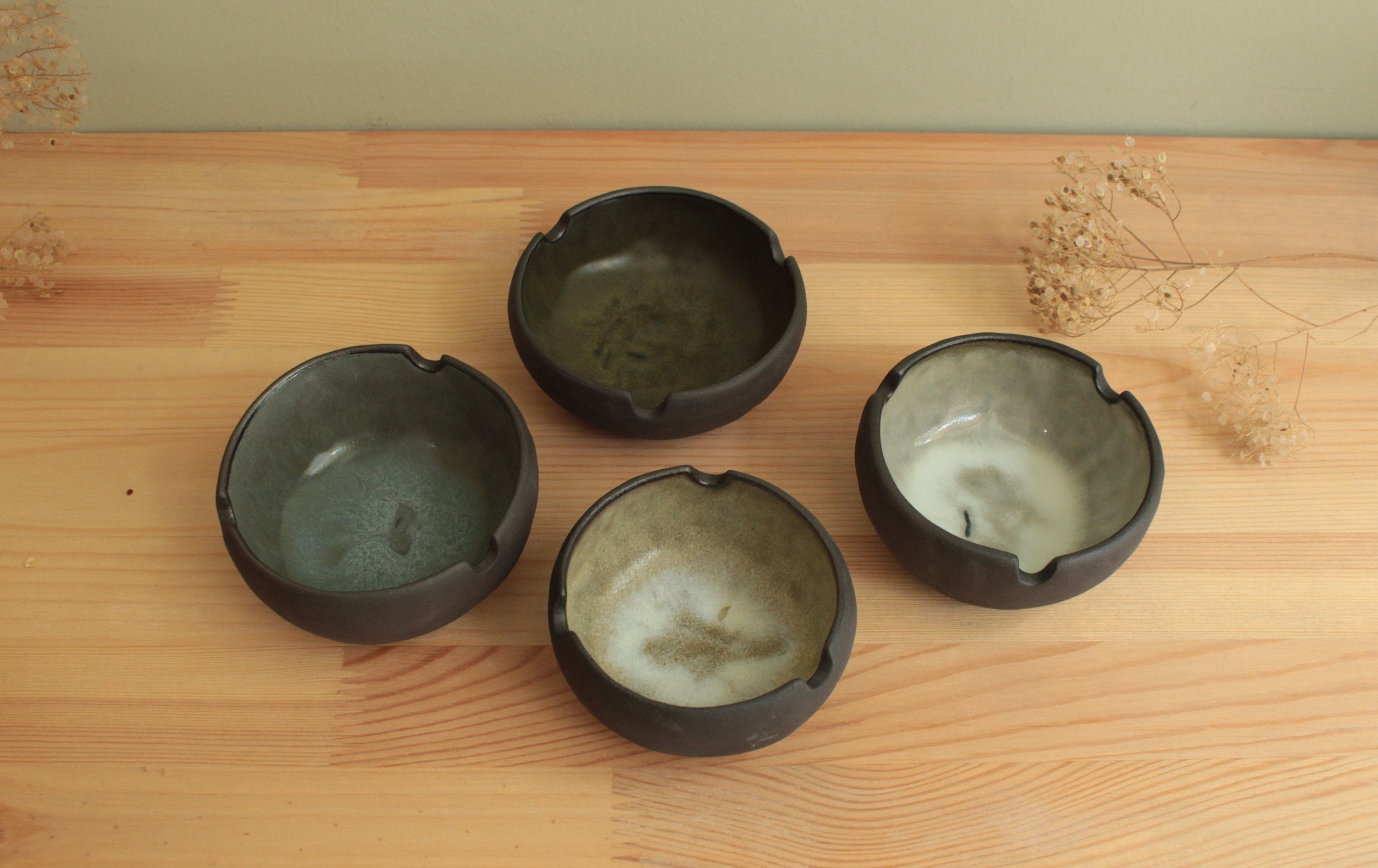 流れる釉薬の円形灰皿 流れる釉薬の円形灰皿 Handmade Glazed Ceramic Ashtray, Pinched