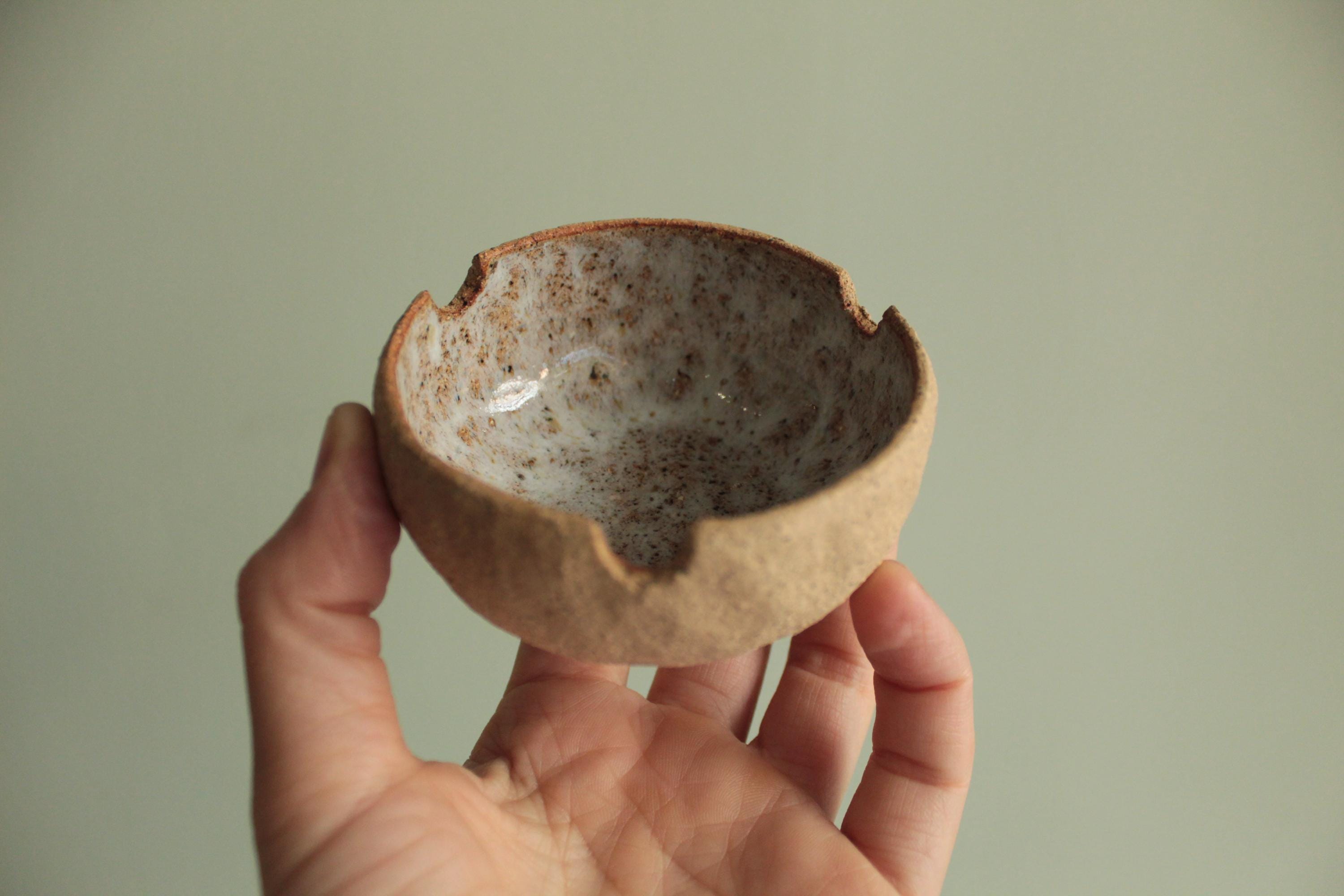 流れる釉薬の円形灰皿 Handmade Glazed Ceramic Ashtray, Pinched