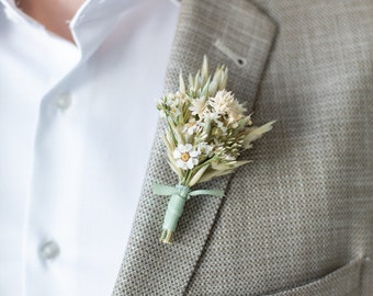 Groom's boutonniere | Corsage | Pin | Lapel | Dried flowers | Wedding guests | Wedding