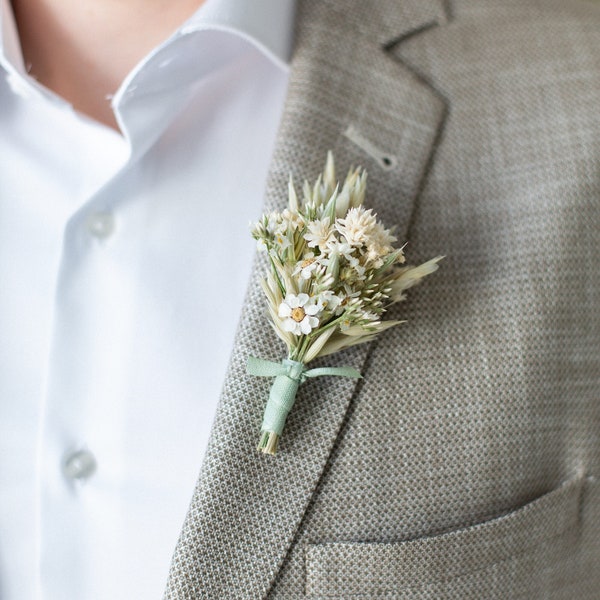 Groom's boutonniere | Corsage | Pin | Lapel | Dried flowers | Wedding guests | Wedding