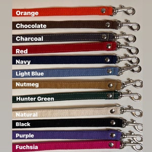 Pode incluir: Uma variedade de cores de coleiras para c&atilde;es com trelas combinando vendidas separadamente. As cores incluem laranja, chocolate, carv&atilde;o, vermelho, azul marinho, azul claro, noz-moscada, verde ca&ccedil;ador, natural, preto, roxo, f&uacute;csia e turquesa.