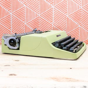 OLIVETTI LETTERA 32 1971! Made in Italy Green Manual Portable Perfect Working Typewriter - Serial 6056173