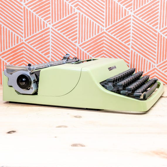 OLIVETTI LETTERA 32 1970! Made in Italy Green Manual