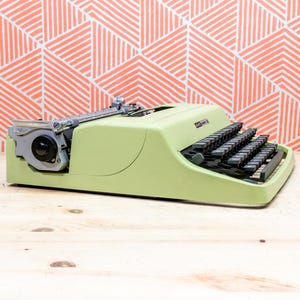 OLIVETTI LETTERA 32 1971! Made in Italy Green Manual Portable Perfect Working Typewriter - Serial 5738696
