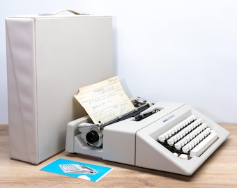 OLIVETTI LETTERA 25 Typewriter (1975) – Near Mint – Original Case, Instruction Card, Purchase Receipt – Carefully Serviced and Ready to Type