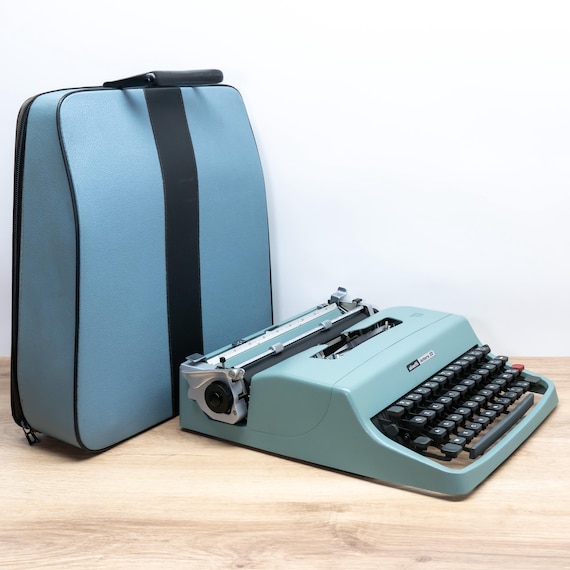 OLIVETTI LETTERA 32 Typewriter (1970) - Made in Italy Vintage
