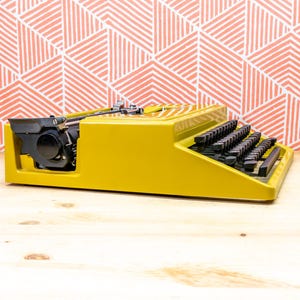 Very Rare OLIVETTI UNDERWOOD 310 1980s Original Color Manual Perfect Working Typewriter Designed By Ettore Sottsass