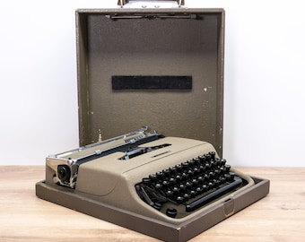 OLIVETTI LETTERA 22 Typewriter (1956, Beige Crinkle Finish) – Early Production – Rare Wooden Case – Carefully Serviced and Ready to Type