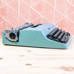 OLIVETTI LETTERA 32 1971 ! Machine à écrire manuelle bleue fabriquée en parfait état de fonctionnement - Numéro de série 5813155