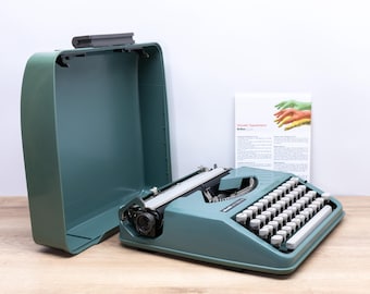 QWERTY - OLIVETTI Lettera 82 Typewriter (1980s) - Vintage Manual Portable - Carefully Serviced and Ready to Type