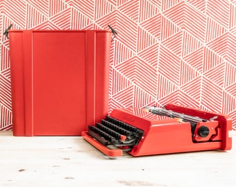 OLIVETTI VALENTINE 1971! Rote manuelle tragbare, perfekt funktionierende Schreibmaschine mit Originaletui
