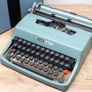 ARABIC OLIVETTI LETTERA 32 Typewriter – آلة كاتبة عربية – Original Case – Carefully Serviced and Ready to Type