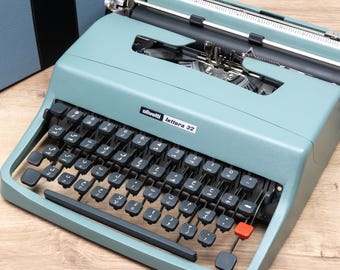 ARABIC OLIVETTI LETTERA 32 Typewriter – آلة كاتبة عربية – Original Case – Carefully Serviced and Ready to Type