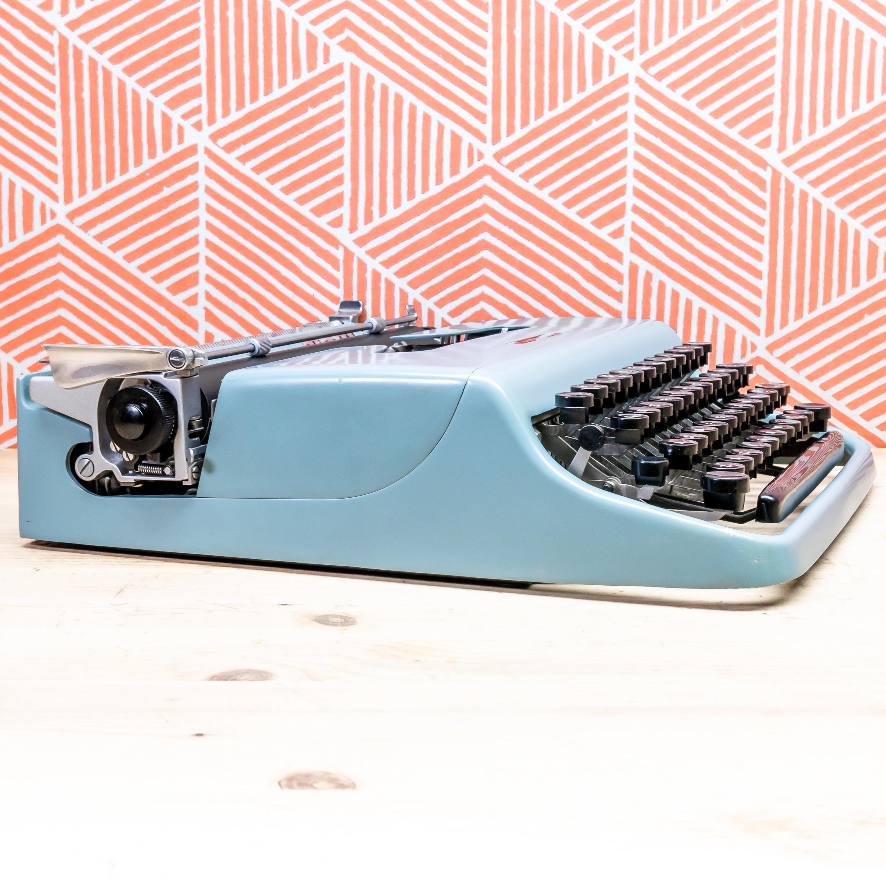 QWERTY - Very Rare First Series OLIVETTI LETTERA 22 1956! Made in Italy Blue Manual Perfect Working Typewriter Qwerty Layout - Serial 631462