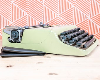 Rare OLIVETTI LETTERA 22 1963! Pistachio Green Italian Manual Portable Fully Working Typewriter + Original Soft Cover