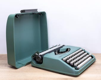 Olivetti LETTERA 82 Typewriter (1980s) - Vintage Manual Portable - Carefully Serviced and Ready to Type